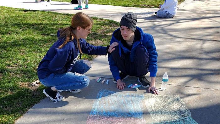 卡森 and Sydney at a sidewalk chalk event through <a href='http://q.uc1112.com'>十大网投平台信誉排行榜</a>阿尔图纳分校’s student organization We Are Friends.